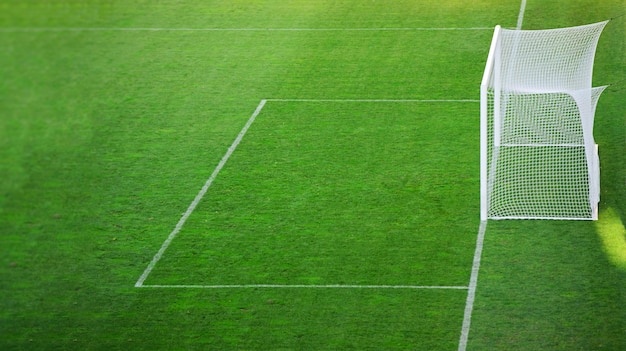 Gol de futebol vazio no estádio pronto para o jogo