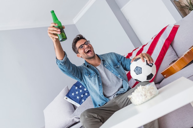 ¡Gol! Partido de fútbol de observación del hombre en la televisión en casa.