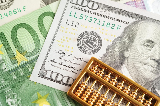 Gold-Abacus auf Banknoten Geld Finanzhandel Investmentgeschäft Währungskonzept