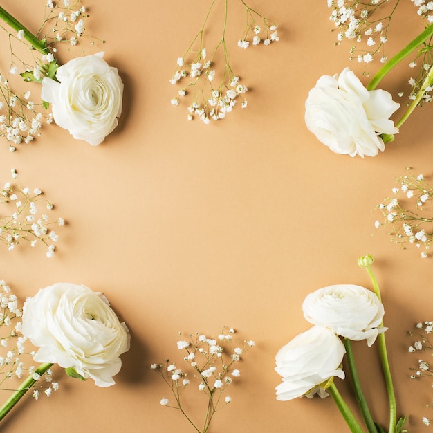 Gold-, Beige- oder Gelbmode, Blumen legen flach Hintergrund für Muttertag, Geburtstag, Ostern und Hochzeit