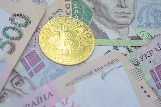 Gold Bitcoin auf fünfhundert ukrainische Hryvnia Rechnungen Hintergrund Bitcoin in der Ukraine Bitcoin-Austausch Bitcoin-Wechselkurs zur ukrainischen Währung Verwendung von Blockchain-Technologie in der Ukraine