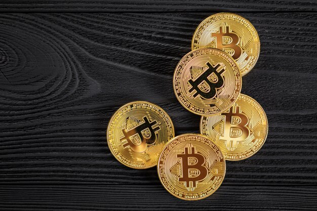 Gold-Bitcoin-Geld auf Holztisch. Elektronische Kryptowährung