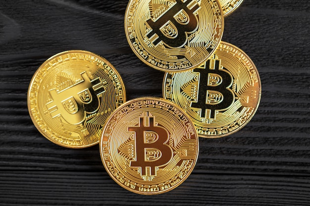 Gold-Bitcoin-Geld auf Holztisch. Elektronische Kryptowährung