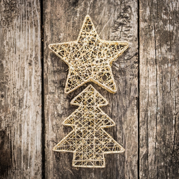 Gold Christbaumschmuck auf Grunge Holz Hintergrund Winterurlaub Konzept