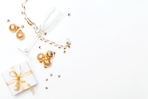 gold flach mit geschenkbox und dekorativen goldenen weihnachtskugeln weißer hintergrund kopieren raum