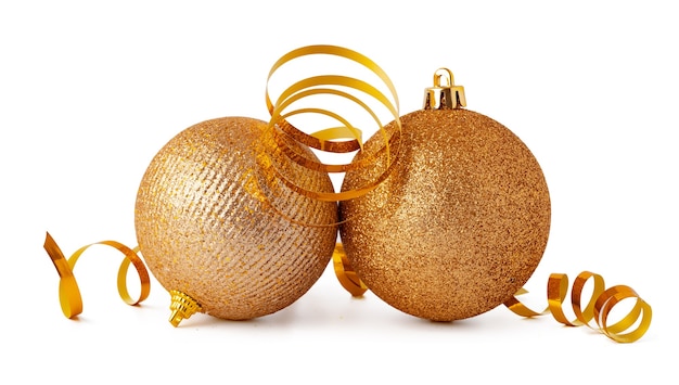 Gold funkelnde Weihnachtskugel isoliert auf weißem Hintergrund