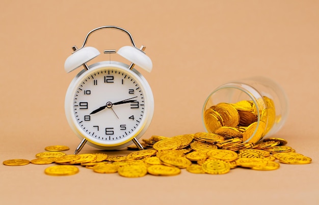 Gold im Glas, Goldersparnisse im Glas, wertvolle Vermögenswerte, Finanzdarlehen und Investitionen, Goldbestände, Goldmarkt, Goldkonzept und Goldakkumulation mit kostbarer Zeit