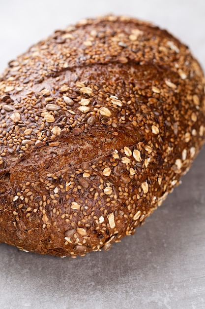 Gold rustikale knusprige Brote und Brötchen auf Holztisch. Stillleben von oben aufgenommen, flach gelegen.