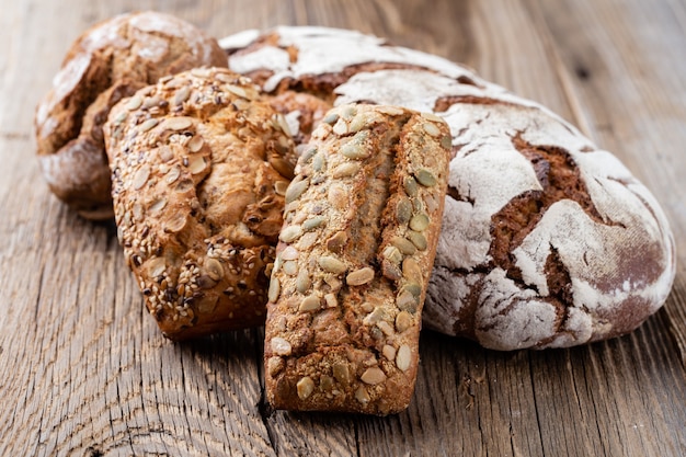 Gold rustikale knusprige Brote und Brötchen