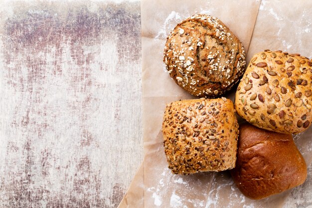Gold rustikale knusprige Brote von Brot und Brötchen auf hölzernem Hintergrund