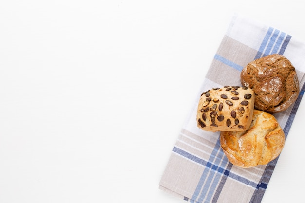 Gold rustikale knusprige Brote von Brot und Brötchen auf hölzernem Hintergrund