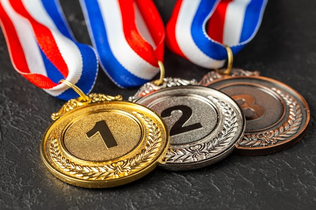 Gold-Silber- und Bronze-Medaille mit Bändern Auszeichnung für den ersten zweiten und dritten Platz im Wettbewerb