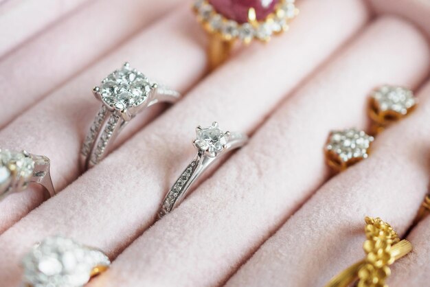 Gold- und Silber-Diamant-Edelstein-Ring und Ohrringe in luxuriöser Schmuckschatulle