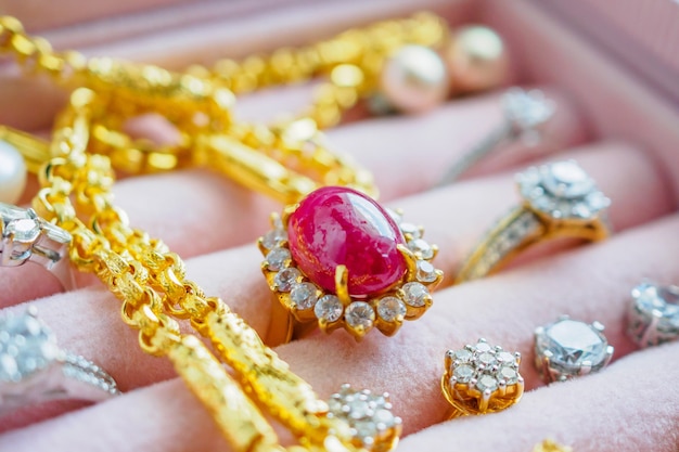 Foto gold- und silberdiamant-edelstein-saphirringketten und perlenohrringe in luxuriöser schmuckschatulle