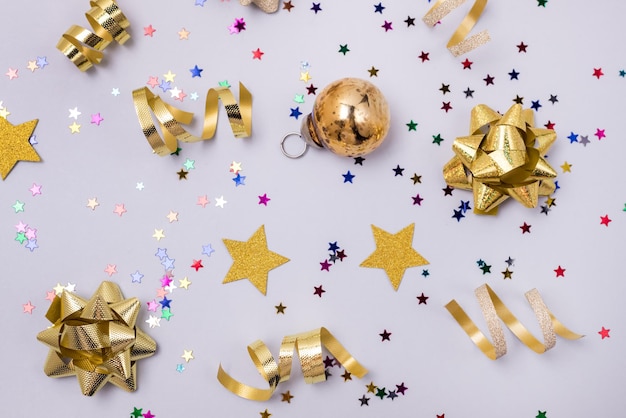Gold- und Silberkonfetti in Form von Sternen auf blauem Hintergrund Sparkly Background Holiday Concept
