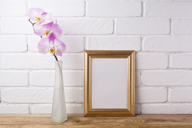 Gold verzierter Rahmen mit zarter rosa Orchidee