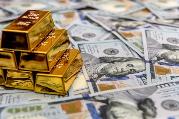 Goldbarren auf US-Dollar-Banknoten