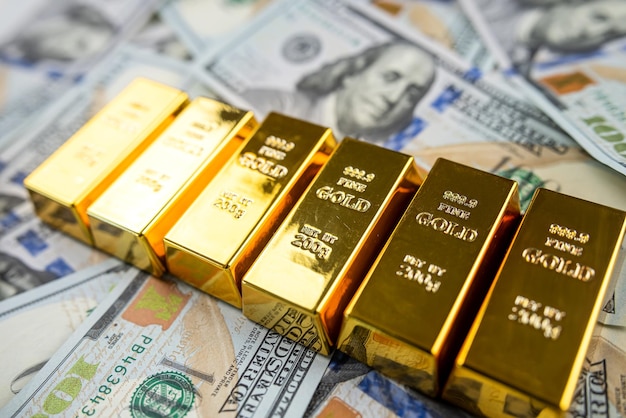 Goldbarren in 100-Dollar-Scheinen als Finanzanlage