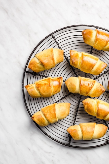 Goldbraune und knusprige französische Gebäckcroissants oder -brötchen