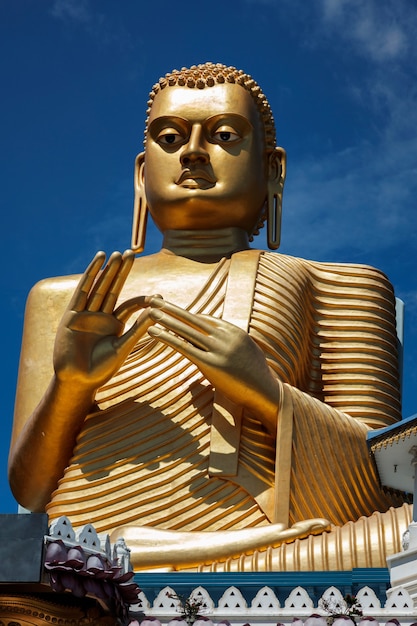 Goldbuddha auf dem Dach des goldenen Tempels Dambulla Sri Lanka