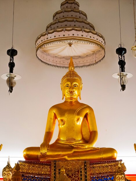 Goldbuddha-Statue im Tempel