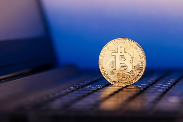 Golden bitcoin se encuentra sobre el teclado