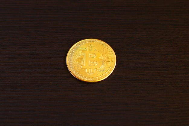 Golden bitcoin en mesa de madera. Bitcoin crypto currency, tecnología Blockchain, dinero digital.