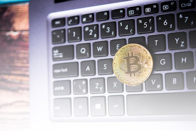 Golden Bitcoin novo dinheiro virtual da internet em um teclado de laptop