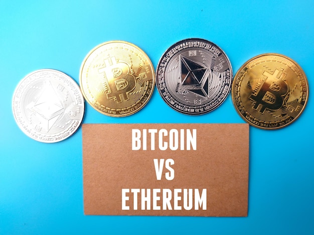 Golden bitcoin silver ethereum y tarjeta marrón con texto BITCOIN VS ETHEREUM sobre fondo azul