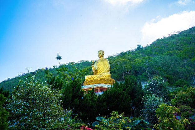 Golden Buddha statue39s mano sosteniendo loto en el Monasterio de Chon Khong