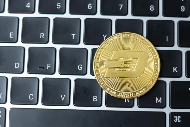 Golden Cryptocurrency en el teclado portátil Dash coin Crypto es dinero digital dentro de la red blockchain