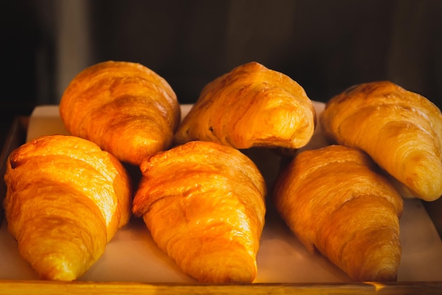 Golden Delight, ein flockiges, frisch gebackenes Croissant