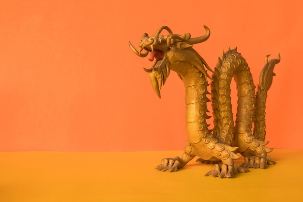 Golden Dragon Statue ist ein Symbol für Reichtum und Macht im Glauben der Chinesen