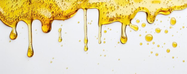 Golden Elegance CloseUp Flat Lay von tropfendem Öl auf einem weißen Hintergrund
