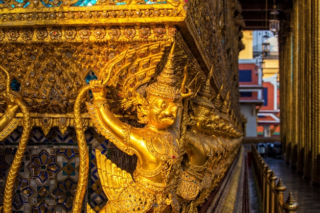 Golden Garuda alrededor de la pagoda de la pagoda dorada en wat phra kaew