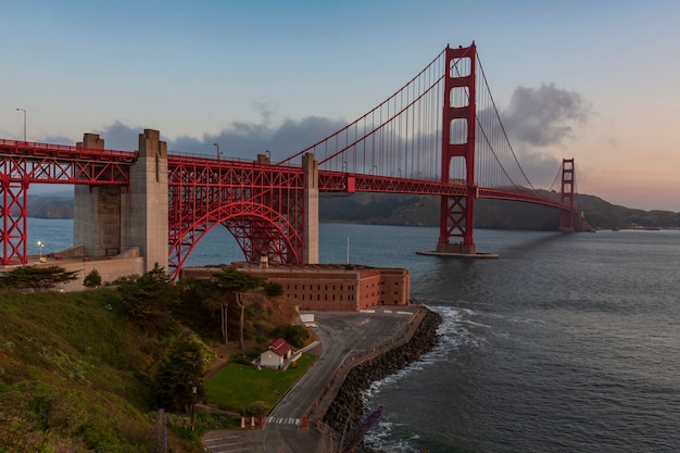 Foto golden gate bridge bei sonnenaufgang beleuchtet san francisco usa