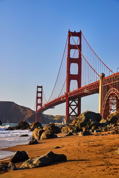 Foto golden gate bridge neben sandstränden bei sonnenuntergang