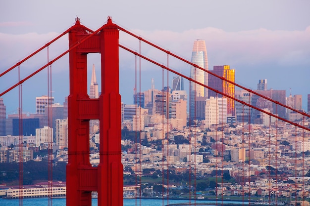 Golden Gate Bridge Tower mit San Francisco Stadtbild im Hintergrund in Kalifornien