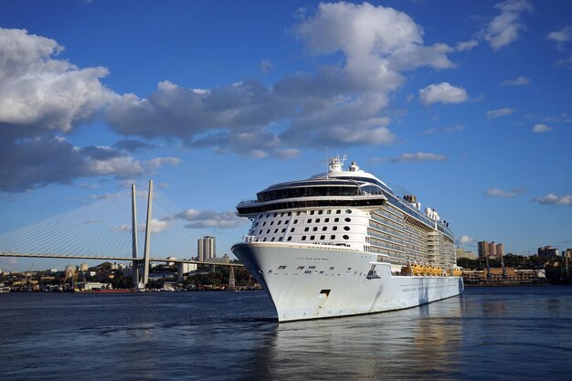 Golden horn Bay com um navio de cruzeiro