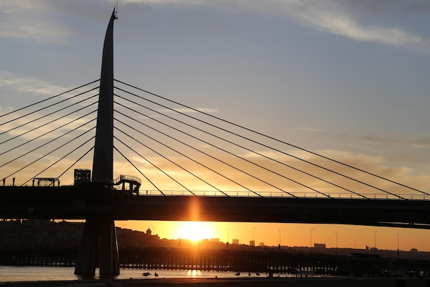 Golden horn metro bridge em istambul turquia