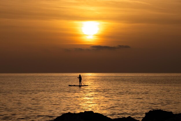 Foto golden hour surfer weit