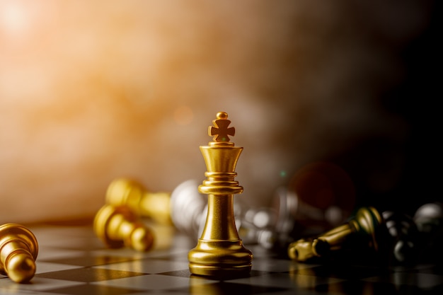 Golden King Chess Standing Begegnung besiege Feinde.