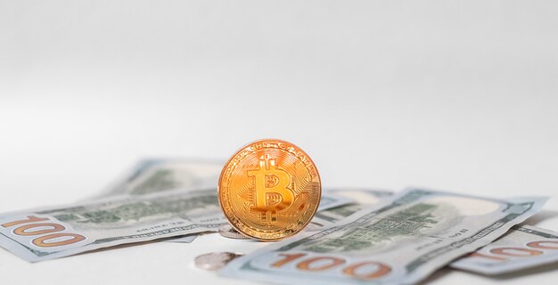 Golden leuchtendes Bitcoin mit uns Dollars