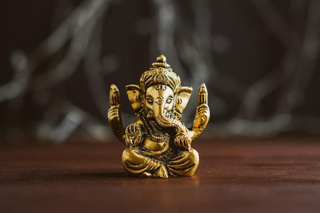 Golden Lord Ganesha Skulptur über blau beleuchtetem Hintergrund Feiern Sie Lord Ganesha Festival