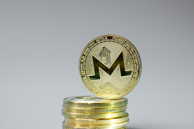 Golden Monero XMR Kryptowährung Coin Stack Crypto ist digitales Geld innerhalb des Blockchain-Netzwerks wird mithilfe von Technologie und Online-Internet-Austausch Finanzkonzept ausgetauscht