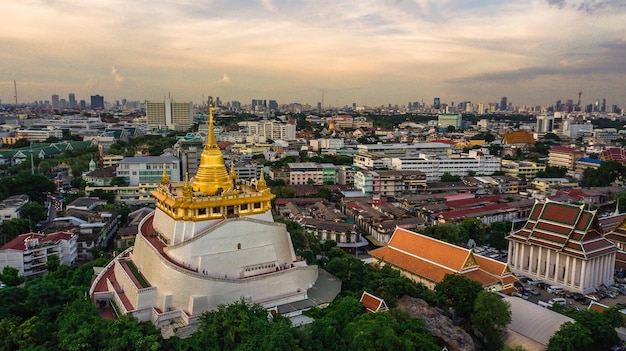 Golden Mountain Wat Saket Ratcha Wora Maha Wihan beliebte Touristenattraktion in Bangkok Wahrzeichen von Bangkok Thailand Im Regen vor der Draufsicht