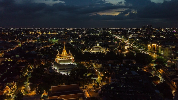 Golden Mountain Wat Saket Ratcha Wora Maha Wihan beliebte Touristenattraktion in Bangkok Wahrzeichen von Bangkok Thailand Im Regen vor der Draufsicht