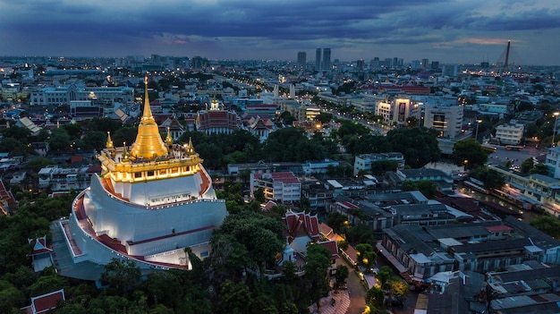 Golden Mountain Wat Saket Ratcha Wora Maha Wihan popular atração turística de Bangkok Marcos de bangkok Tailândia Na chuva antes do topview