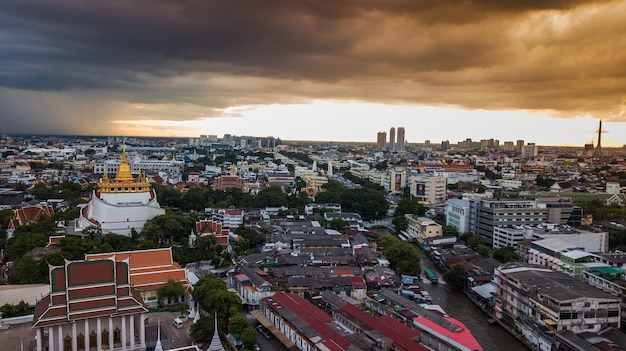 Golden Mountain Wat Saket Ratcha Wora Maha Wihan popular atracción turística de Bangkok Monumentos de Bangkok Tailandia Bajo la lluvia antes de la vista superior