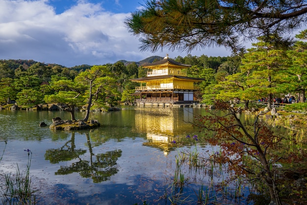 Golden Pavilion en al lado del lago.